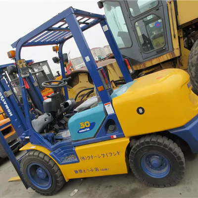 Las tiendas de materiales de construcción utilizan el montacargas Komatsu FD30 de 3 toneladas de diésel en el año 2012