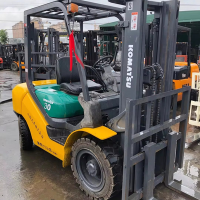 Usado Komatsu 3ton FD30 Diésel elevadora elevadora con ancho de tenedor de 1,6M en Shanghai Japón Usado