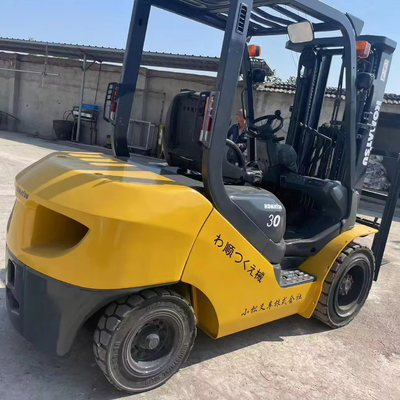 Camioneta elevadora diésel Komatsu de 3 toneladas FD30 usada para talleres de reparación de maquinaria en Shanghai Japón
