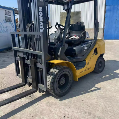 Camión elevador diésel Komatsu FD30T-16 de 3 toneladas usado con anchura de tenedor de 1,6 metros en buenas condiciones