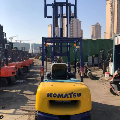 Camiones elevadores diésel Komatsu de 3 toneladas FD30 usados con dimensiones de 2.6*1.2*2.8 procedentes de Japón