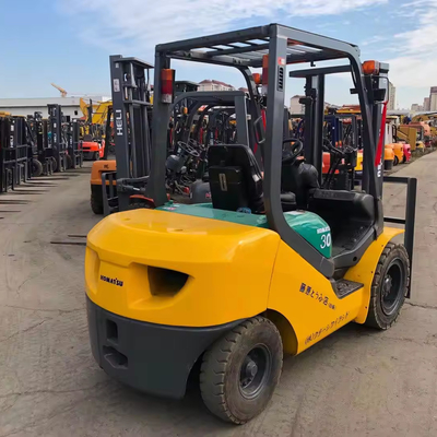 Camioneta elevadora con motor diesel de 3 toneladas para la venta en Komatsu Usada y dentro de tiendas de materiales de construcción