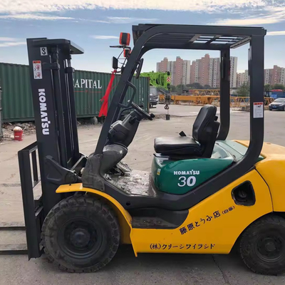 Japón Original Komatsu FD30 3 toneladas de carretilla elevadora con motor diésel en buenas condiciones