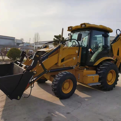 La carga de retroexcavadora original CAT 420F en la planta de fabricación en 2024