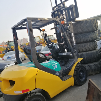 Reasonable Komatsu FD25 FD30 elevadora elevadora diésel en Japón 2,5 toneladas 3 toneladas con cambio lateral