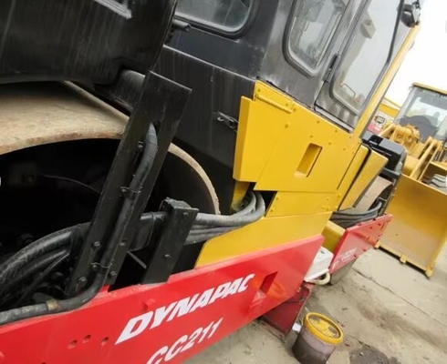 Compactor vibratorio de segunda mano Dynapac CC211 Roller de carretera usado de Suecia
