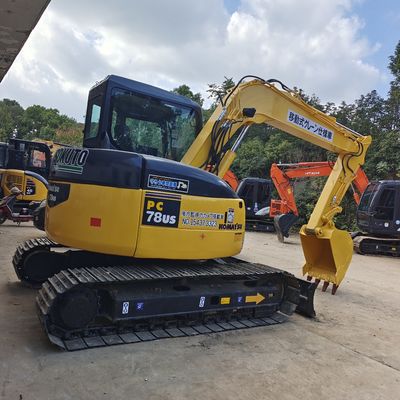 Excavadora PC78US de Komatsu usada en buen estado con un peso de operación de 7190