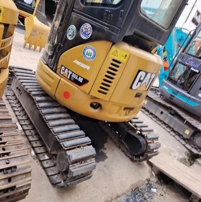 Mini excavadora CAT 303.5E con un peso de funcionamiento de 3600 libras y motor CAT C1.1