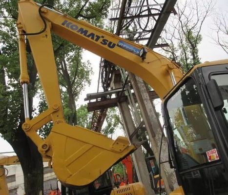 Una excavadora KOMATSU PC110 de segunda mano con excelente rendimiento en buenas condiciones.